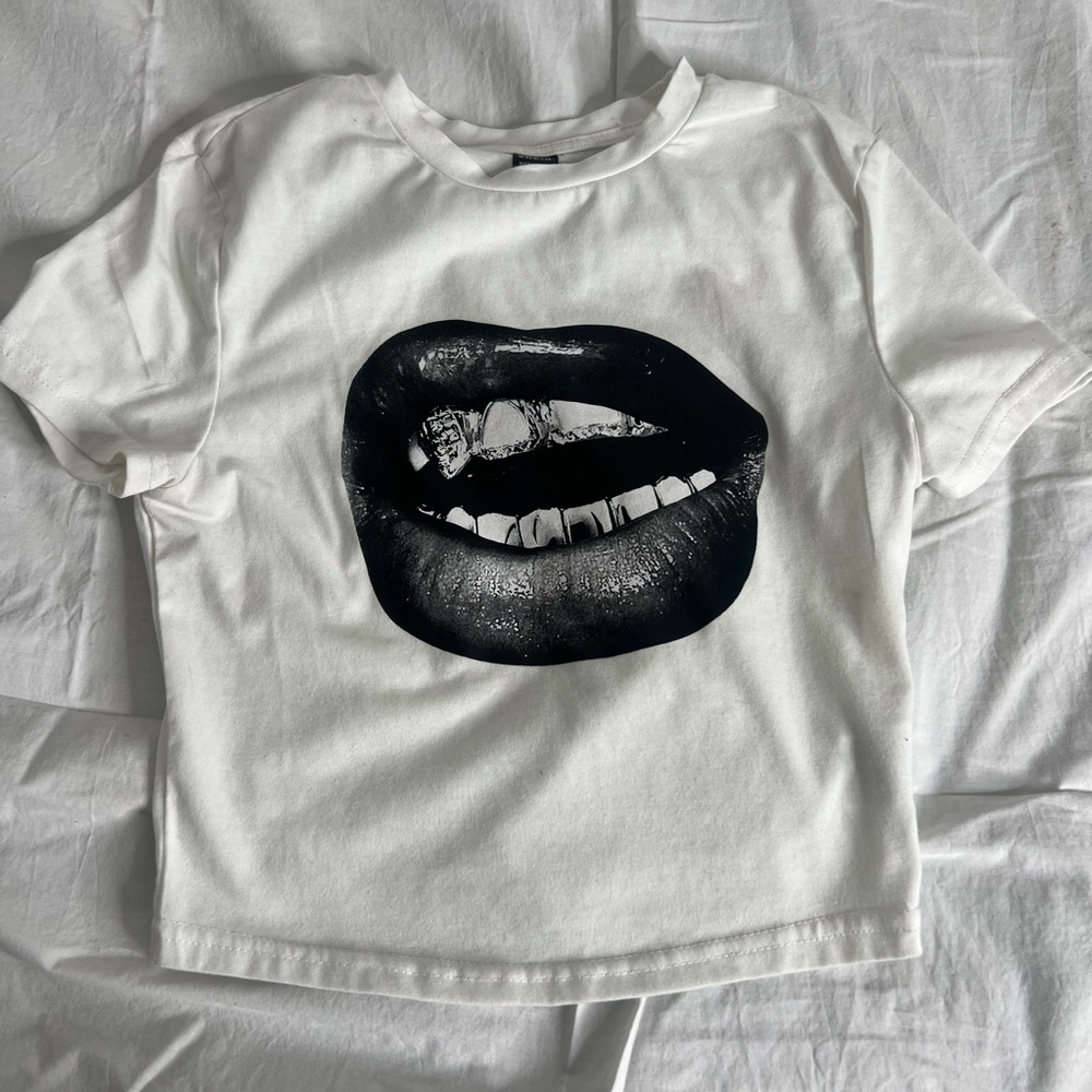 SHEIN Black and white graphic lip y2k crop tee
